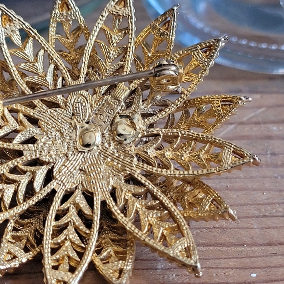 VTG Gold Toned Floral Brooch - Picture 3 of 6